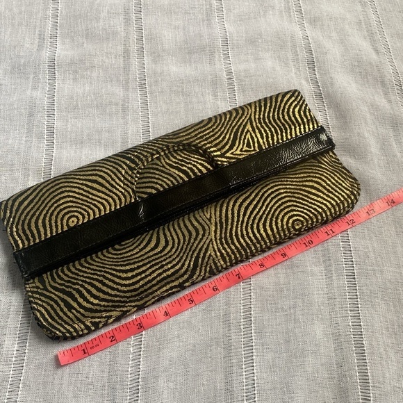 Amici Accessories retro clutch purse in gold metallic and black. - Picture 9 of 13